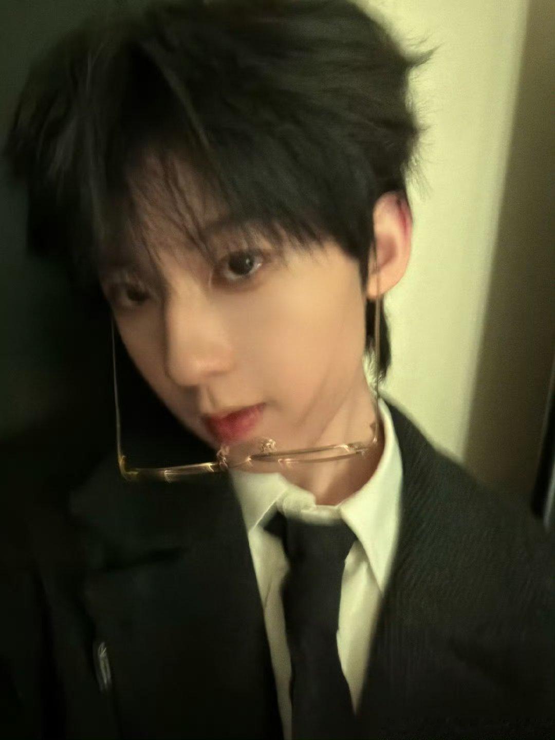 杨博文 傀儡操控师好事配黑西装和眼镜的！！！巨阴湿 