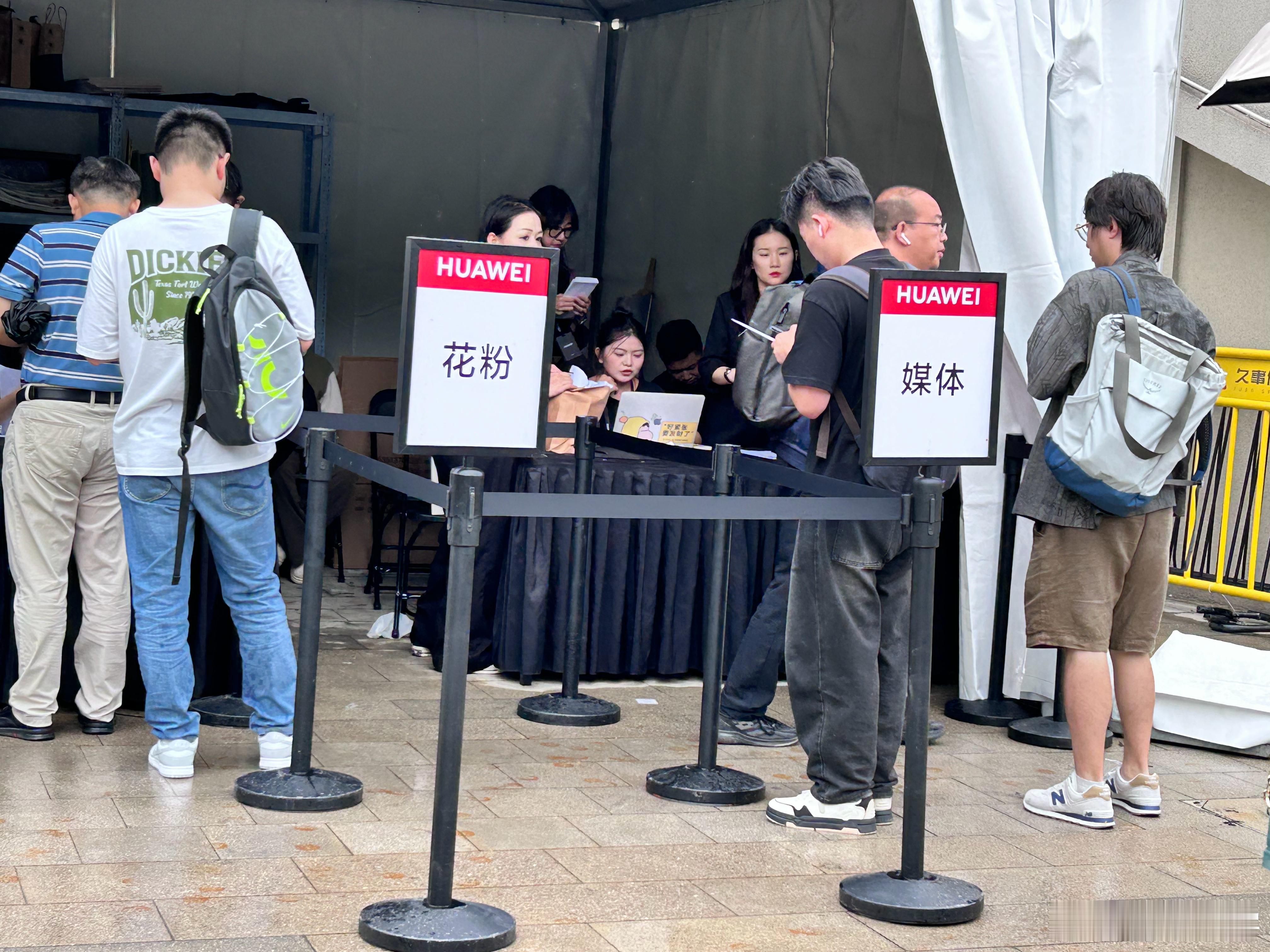 今天除了智界R7 还有手表、智慧屏，据说吴磊可能到现场。进场后才发现我的位置很高
