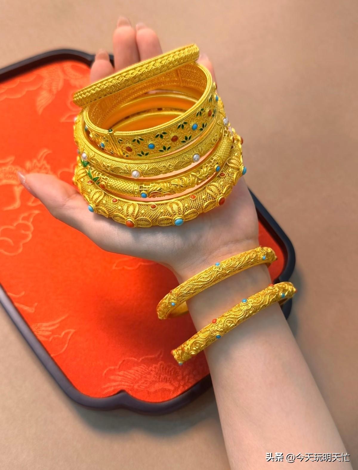 我就死等跌到500，到时候直接入手两个大金镯子，想想都爽。
你们觉得明天金价会怎