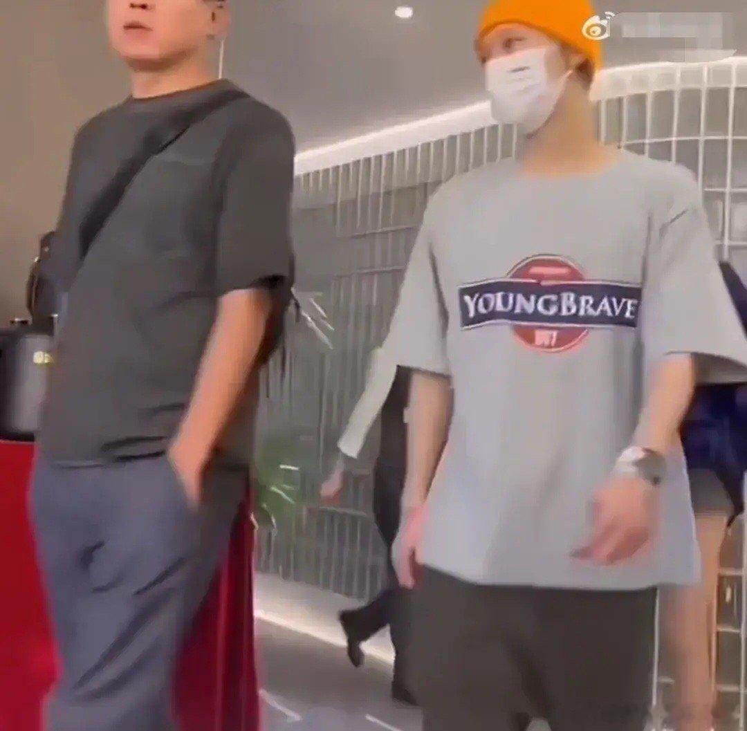 #网友酒店偶遇鹿晗关晓彤#有网友广州偶遇鹿晗关晓彤，这次鹿晗广州演唱会关晓彤又去