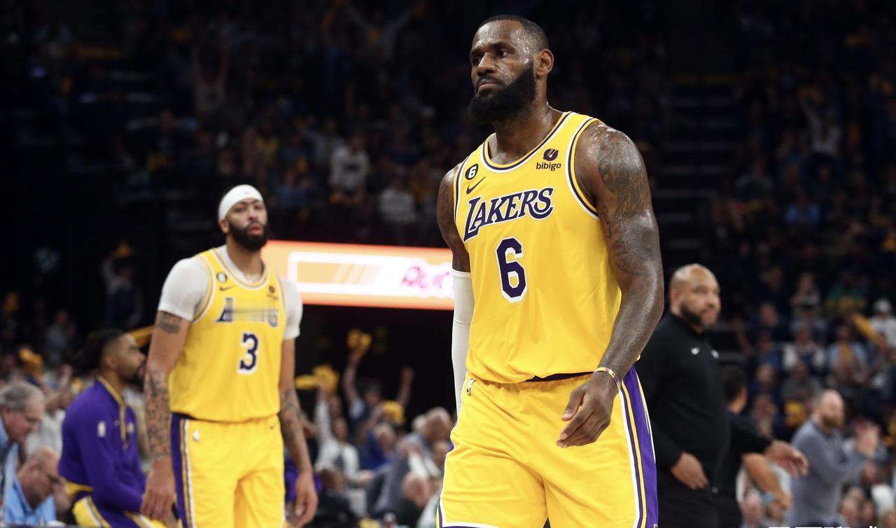 詹姆斯似乎对于浓眉交易前的湖人队更有信心。詹姆斯说：”湖人是我们内线防守最好的球