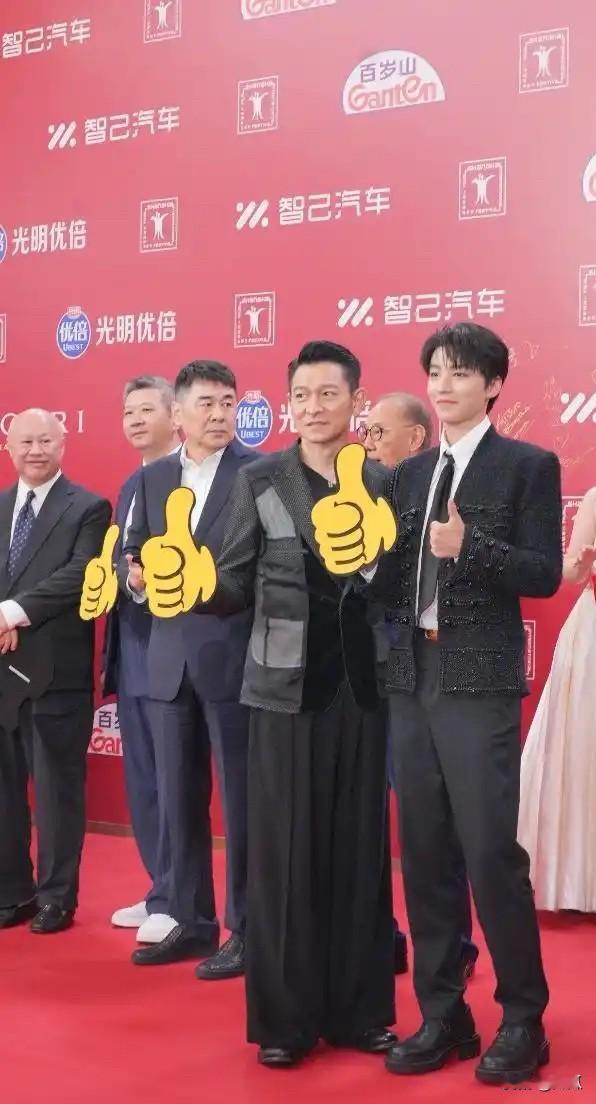 王俊凯165已经不算矮了，普通身高，平时穿个高跟鞋就可以有170多了
易烊千玺1