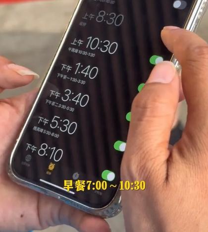 38岁骑手妈妈，为了养活两个孩子，每天设十几个闹钟起床，全年几乎不休息，连续工作