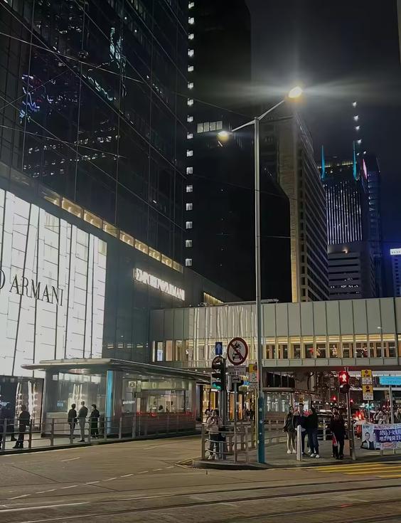 香港这几年，正在悄悄发生一些变化。在街头走一圈，会发现越来越多熟悉的内地品牌出现