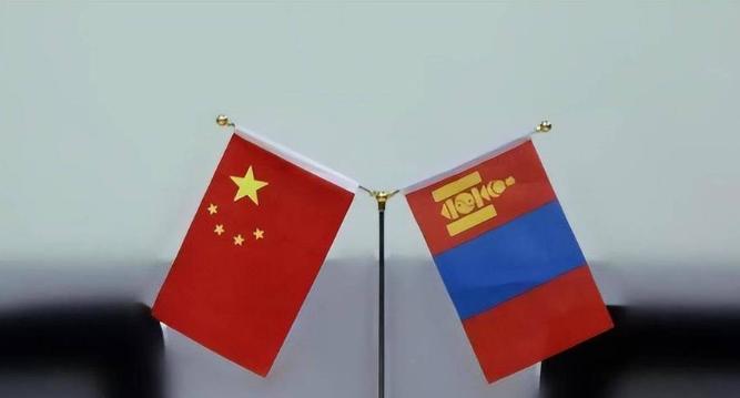 美西方刚给蒙古国画完大饼，中国转头就砸下一条钢铁巨龙！这回，夹在中俄之间的蒙古国