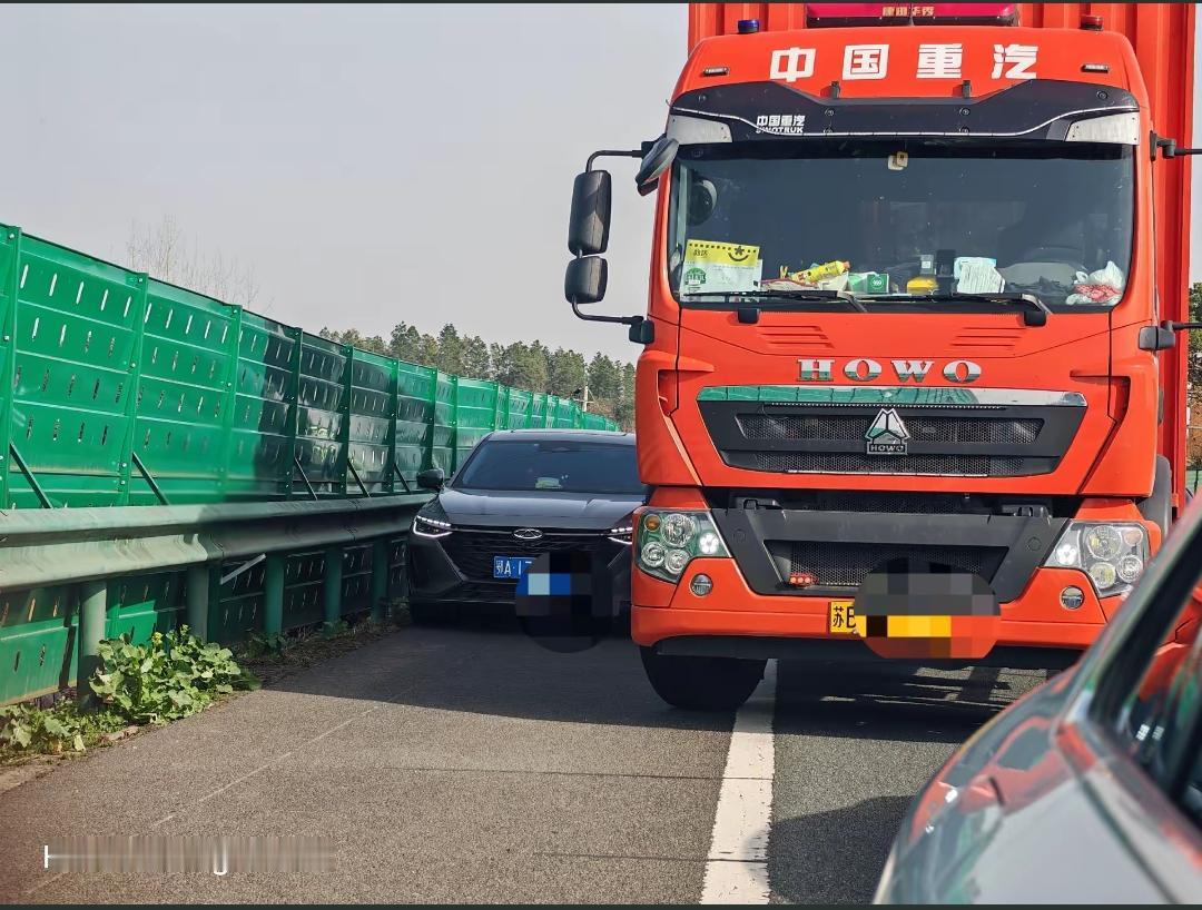 高速堵车中，最烦人的就是走应急车道的！

其实有时候完全可以不用拥堵，但是走应急