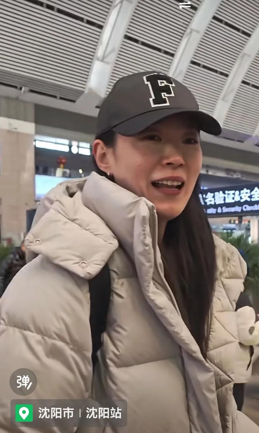 [玫瑰]段放启程前往希腊女排联赛打球，祝她顺利！
今日，有球迷在机场拍到辽宁女排
