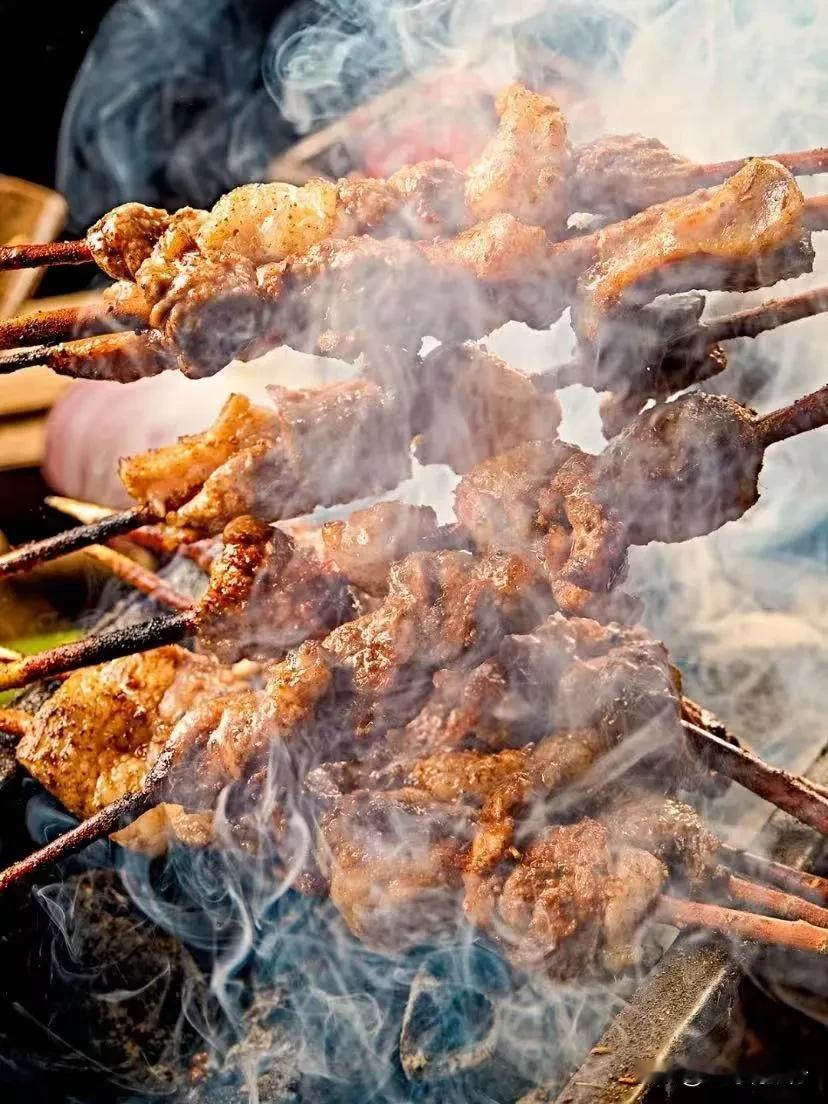 来新疆的100个理由·新疆烤羊肉串
       『新疆烤羊肉串』一口穿越火焰山