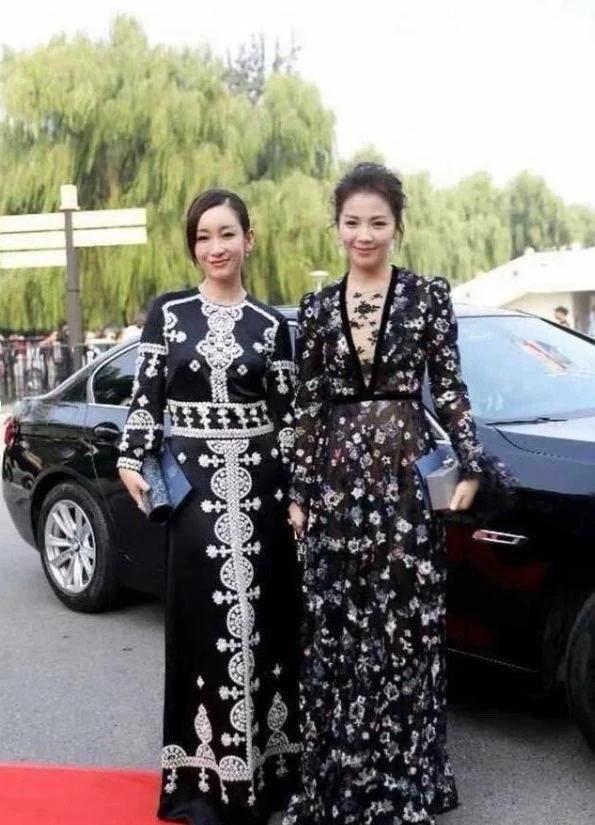 秦海璐和刘涛，都是四十好几的人了，走在一起，除了身高有区别，其他方面真是难分伯仲