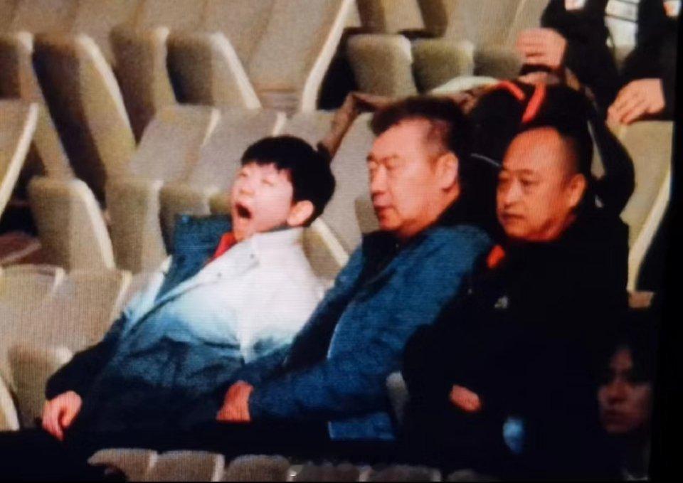 孙颖莎看台观战 哈哈我这一天的笑点啊～全是这“爷孙”俩。。 