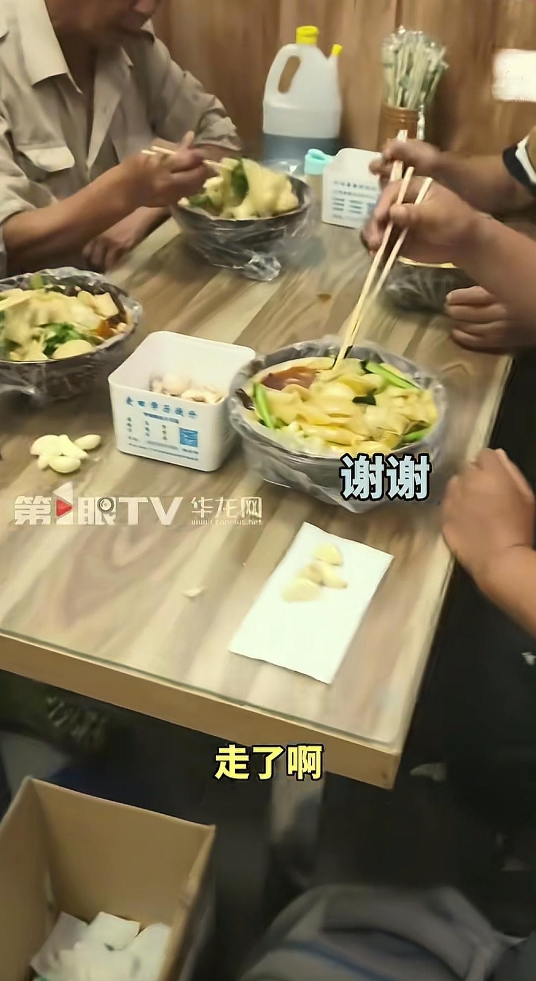 河北一女子从超市出来，看到四位大叔在问别人要钱，说没钱吃饭了，没人给他们钱。
他