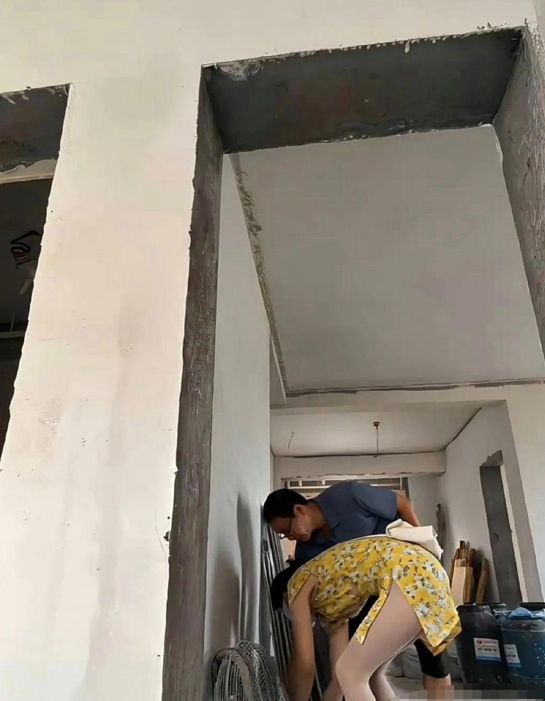 业主亲自莅临指导如何装修，不过话说回来了，墙真白啊 