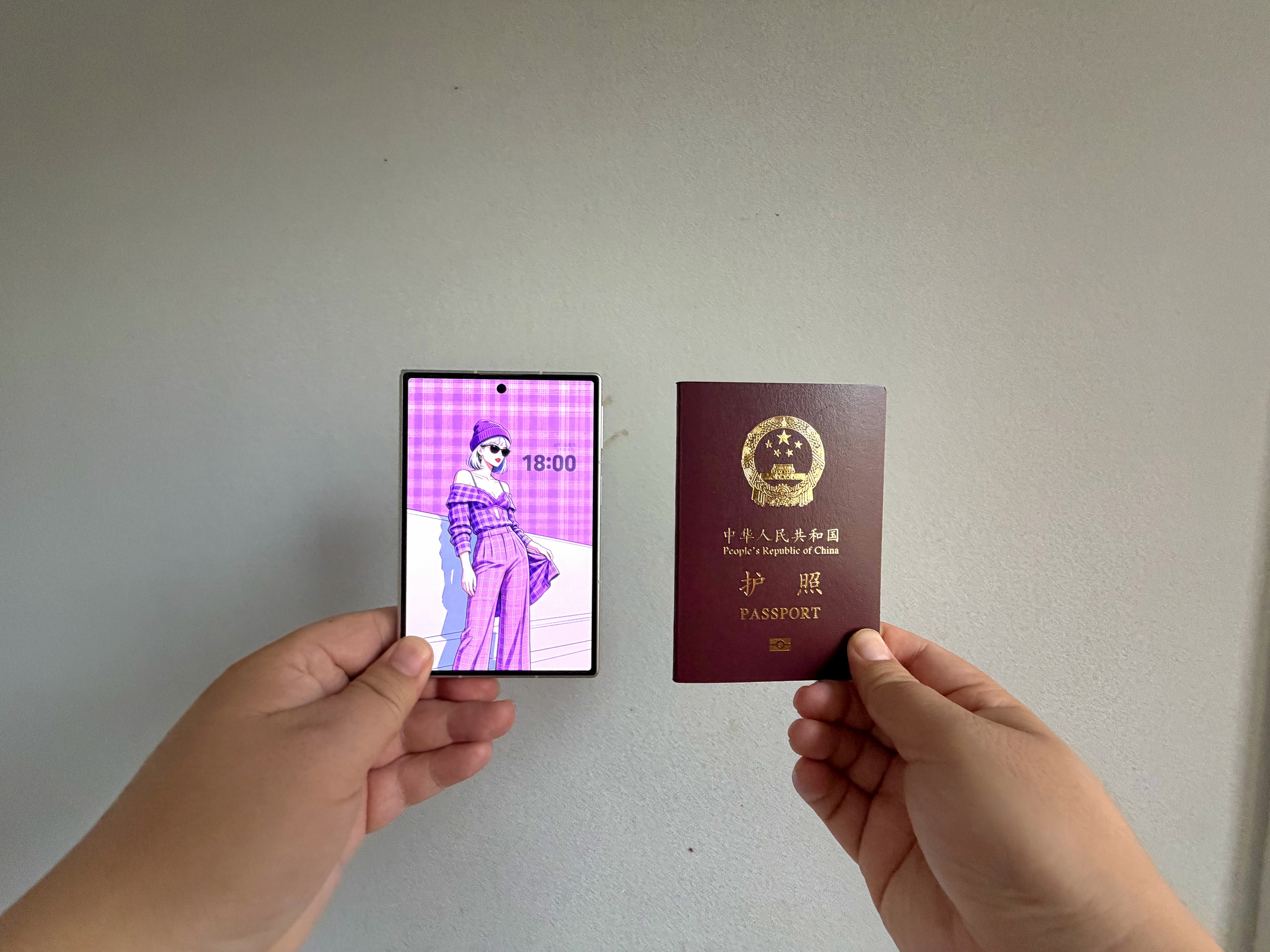 Galaxy Z fold8 和护照还真差不多大小 