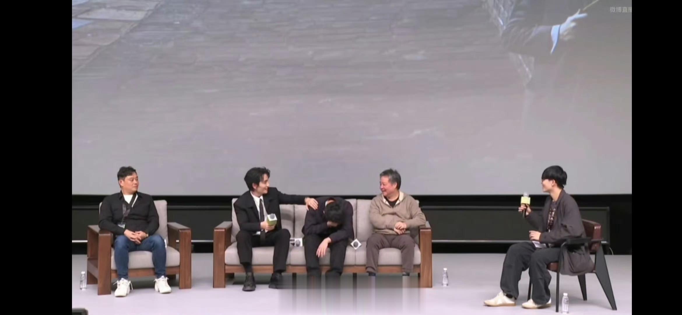 嘴瓢这种事很容易发生，因为公开场合尤其是舞台上绝大多数比较少登台的人会很紧张，人