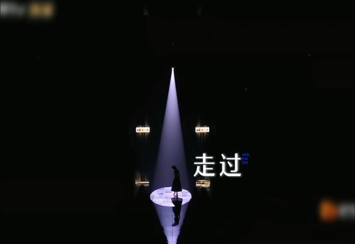 黄灿灿上场先演了段小品天生自带喜剧氛围感，黄灿灿每次登台都有新鲜笑料，上场前追光