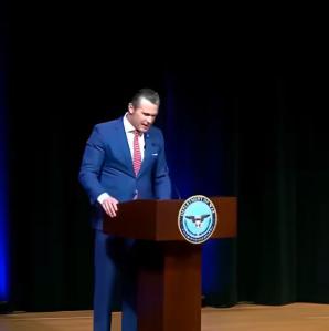 国际政坛又闹出让人哭笑不得的大乌龙，美国国防部长赫格塞斯，直接在五角大楼的官方祷