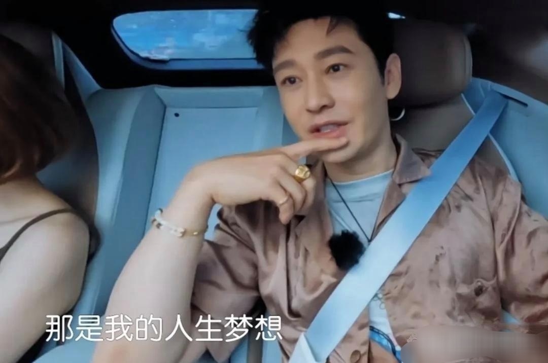 综艺里一段对话，戳到不少人。姜妍说下雨天煮泡面，吃完睡一觉，日子老舒服了。黄晓明