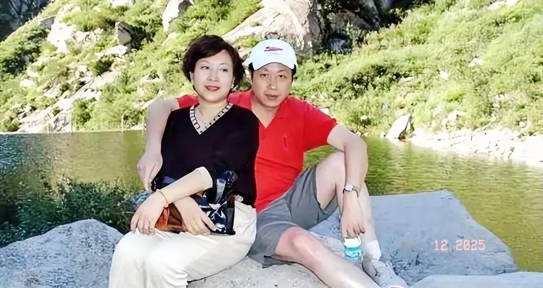 央视《新闻联播》主播罗京和妻子刘继红的合影，时间真快一恍罗京老师去世已经快16年