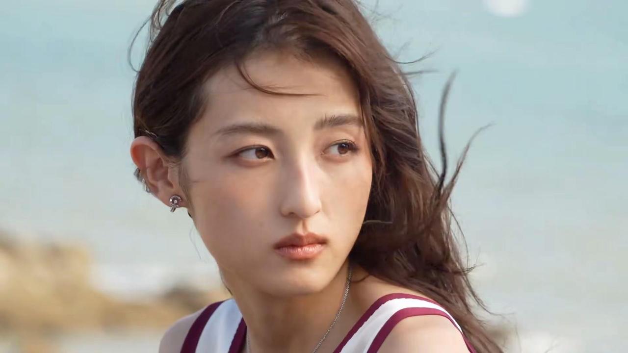 那个热爱电影的女孩真的飞到了更高的地方张子枫 东方骨相美 海边 成熟的美