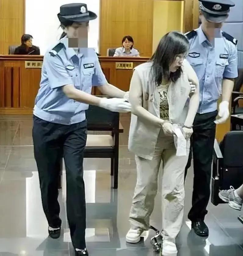 2006年，刘晶晶被判处死刑时，留下的一张老照片，当她听到自己的死刑判决后，身体