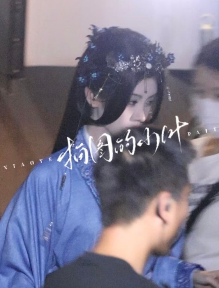这个头饰跟戴了个花环一样，好精致鞠婧祎苏绿夏