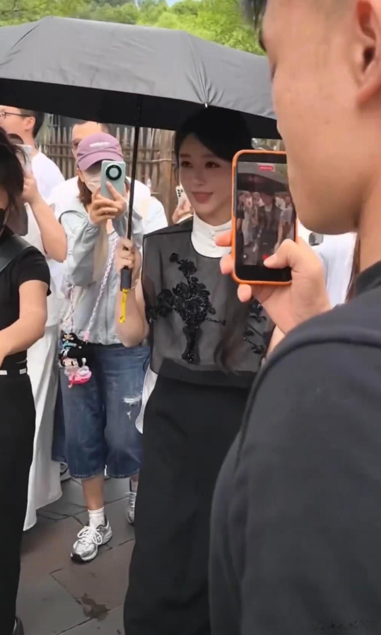 杨紫新中式侧马尾造型杨紫侧马尾好温柔，眼睛大又漂亮脖子还长，穿新中式衣服真好看！