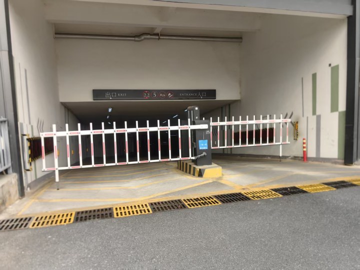 萧山一小区物业以未缴物业费为由，限制业主开车进地下车库，最新回应：已放开