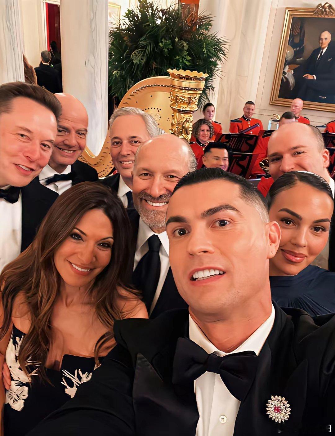 球王C罗实力与魅力并存，不愧是足坛公认的领袖级人物！当地时间18日，C罗携手多位