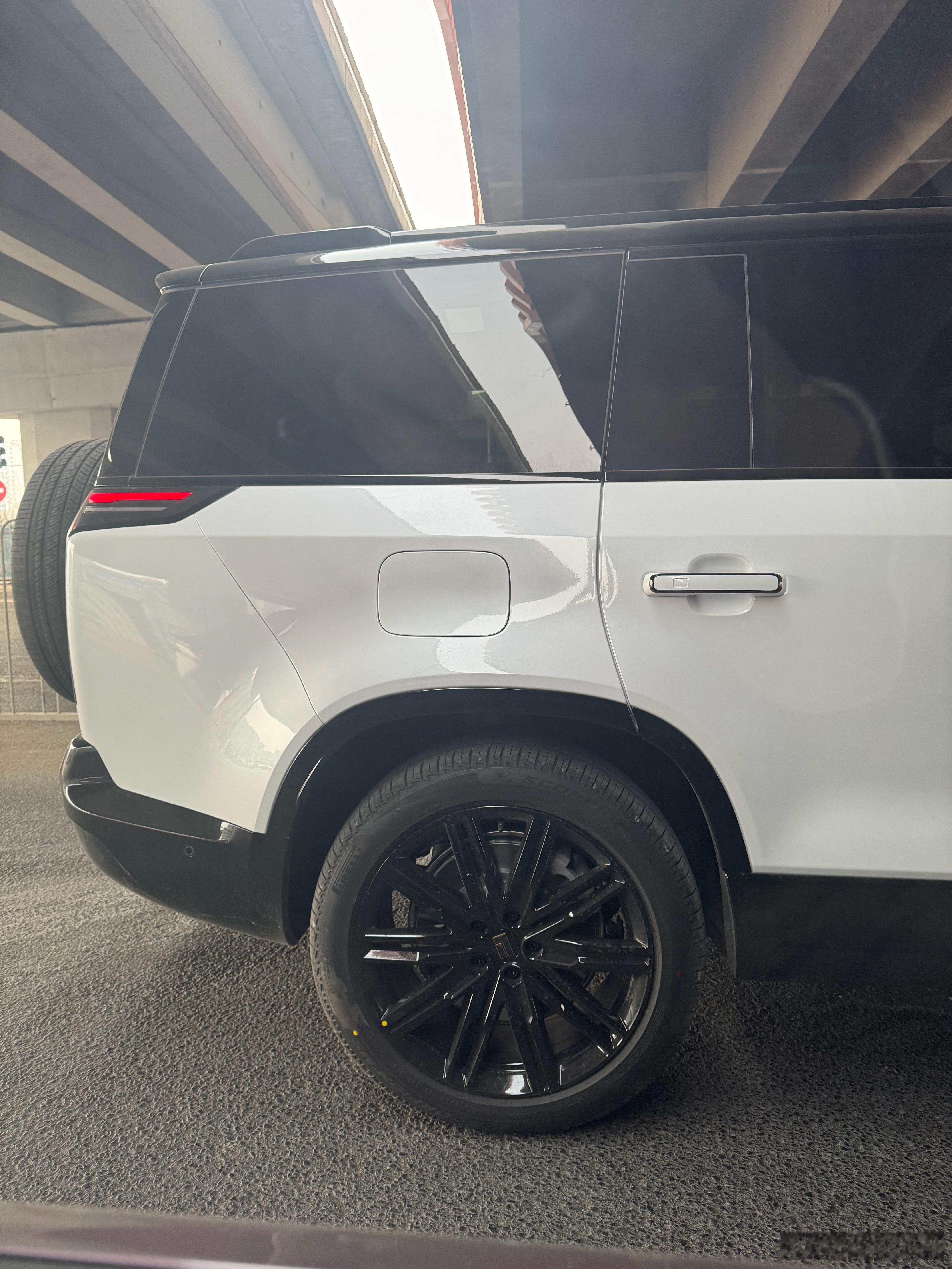 头一次在路上见到“活”的极石01，这车以中东市场为主了，一个月能卖个1500左右