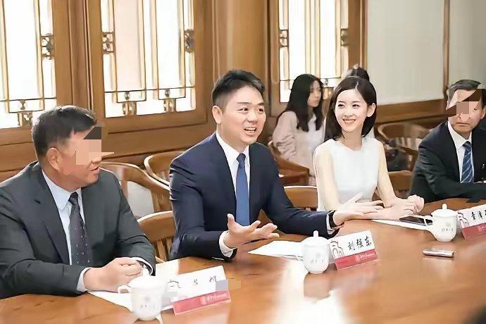 刘强东意气风发，帅！奶茶妹一脸崇拜，媚！ 
