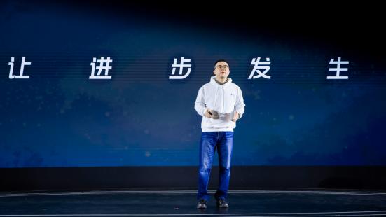 企业办公赛道的王者——钉钉，不愧是激发个人创造力的“神器”！
今天，一个职场的朋