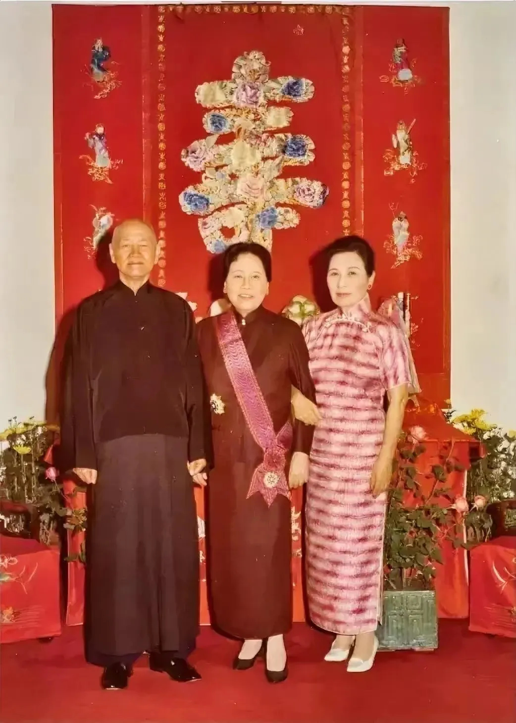 1969年，台中梨山宾馆，蒋中正夫妇为宋霭龄80寿辰留影，蒋氏老态尽显仍掌权。 