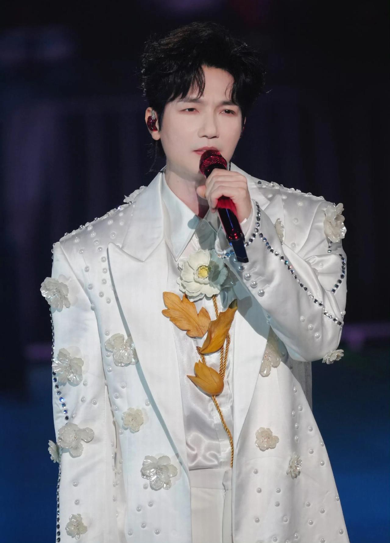 陈楚生荒芜之境深圳场开唱，
这一袭白纱好像一个王子！
让我们一起来闭上眼睛，共同