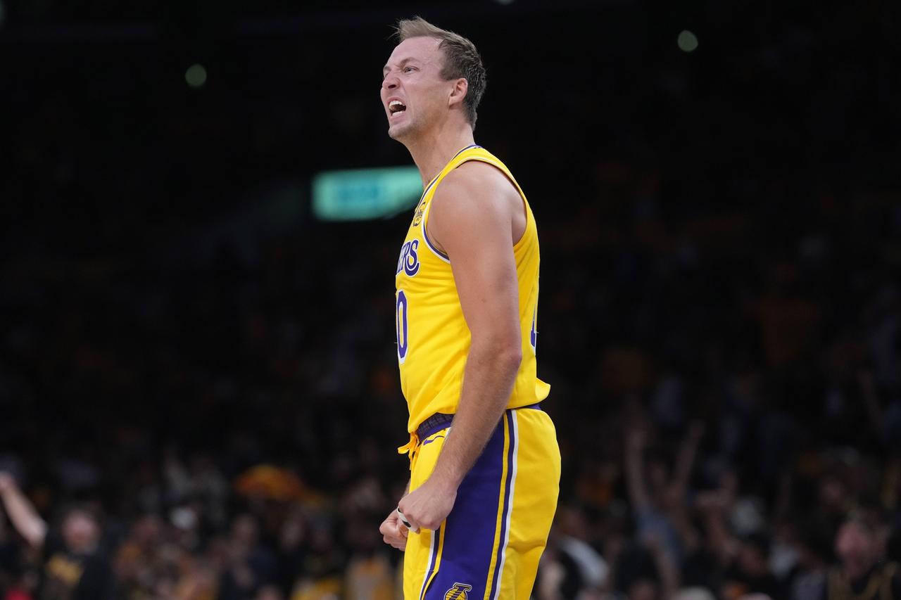 简单总结一下季后赛首轮G1、G2的表现：
最让人失望的球队：火箭，面对残阵湖人两