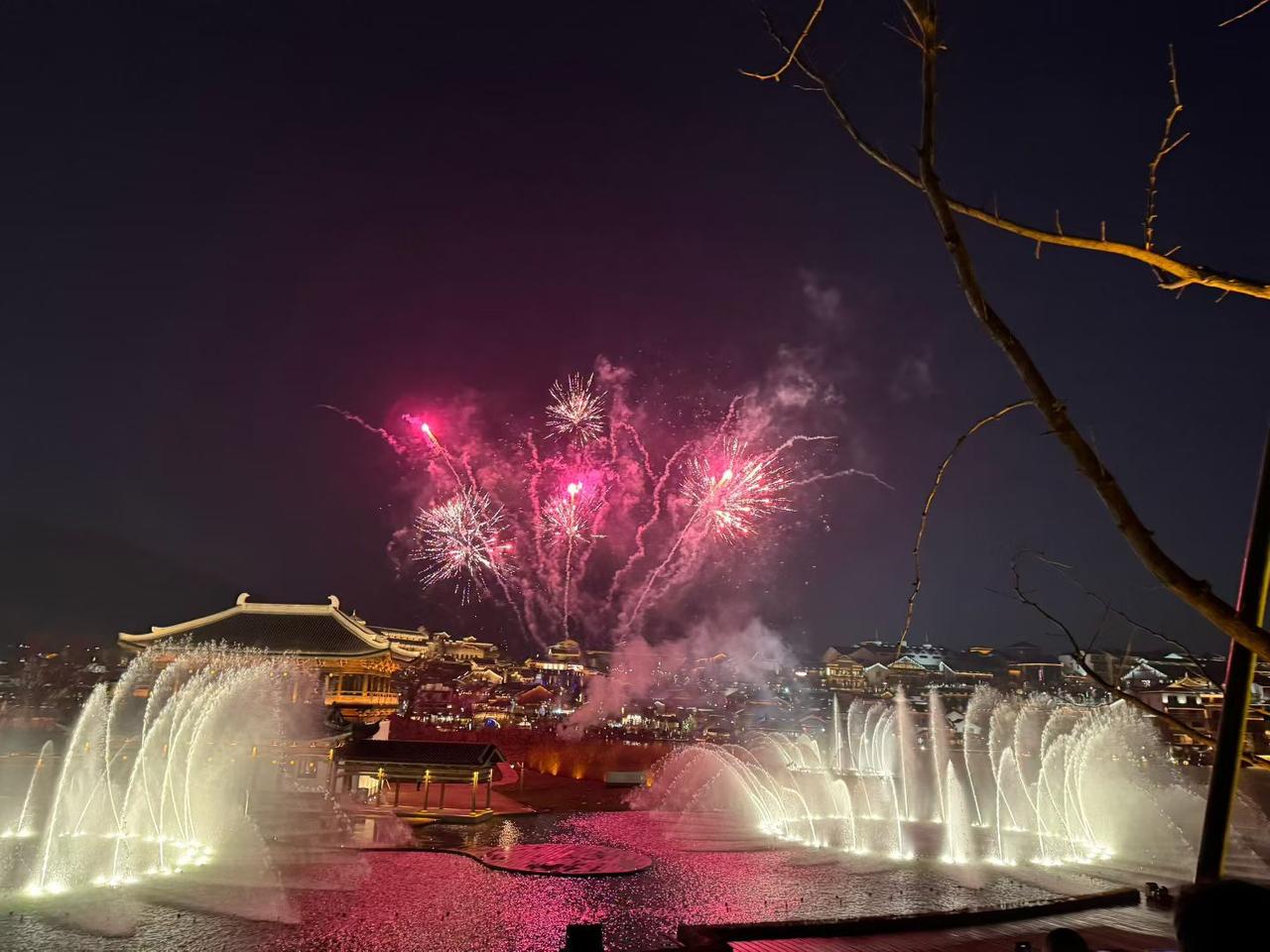 集卡领红包看过了世间繁华，最动人的仍是这灯火可亲的瞬间。古建筑静静伫立，烟花与喷