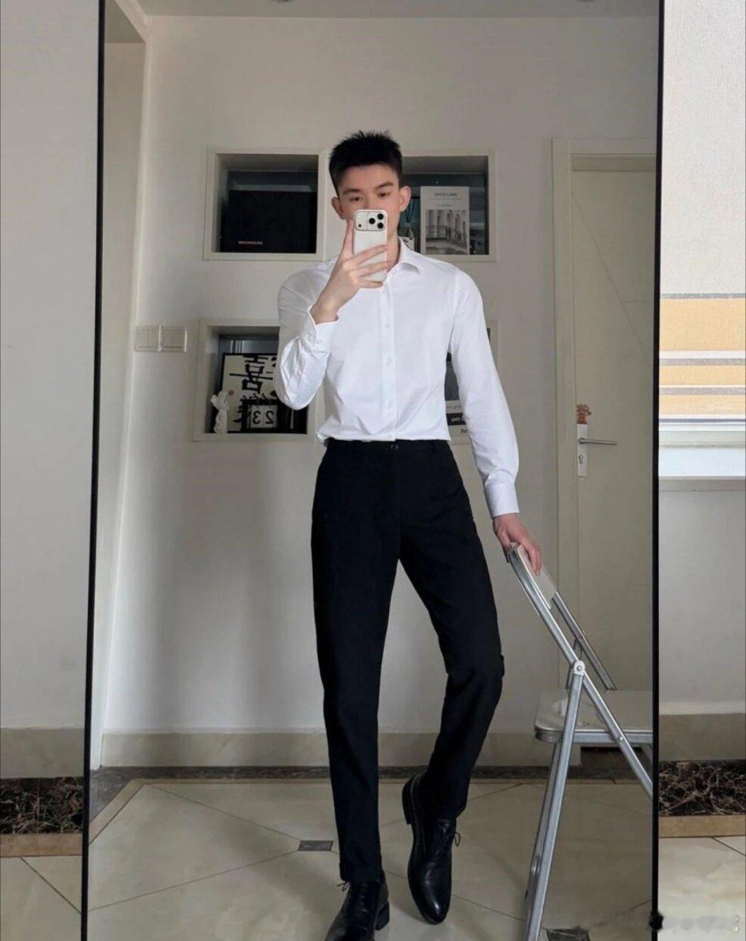 白衬衫黑裤：禁欲系男友感直接拉满男生这么穿白衬衫黑裤真的杀疯了！修身白衬衫刚好衬