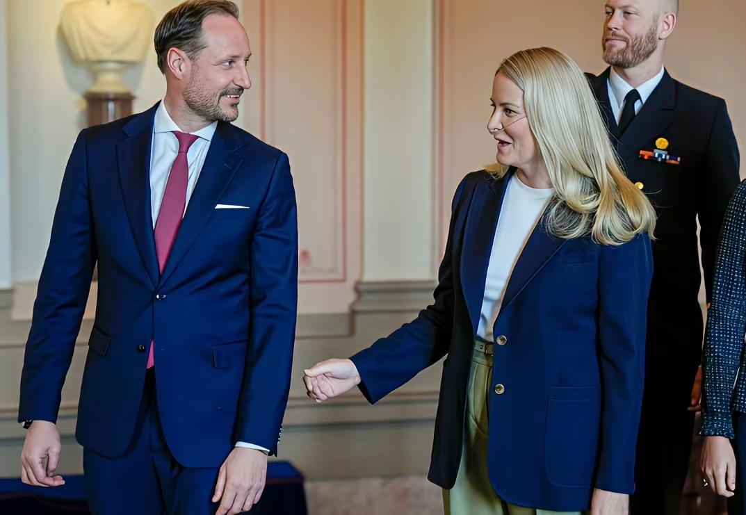 爱与不爱，在挪威王储身上，体现得淋漓尽致！
二十多年前，挪威王储哈康不顾所有人反