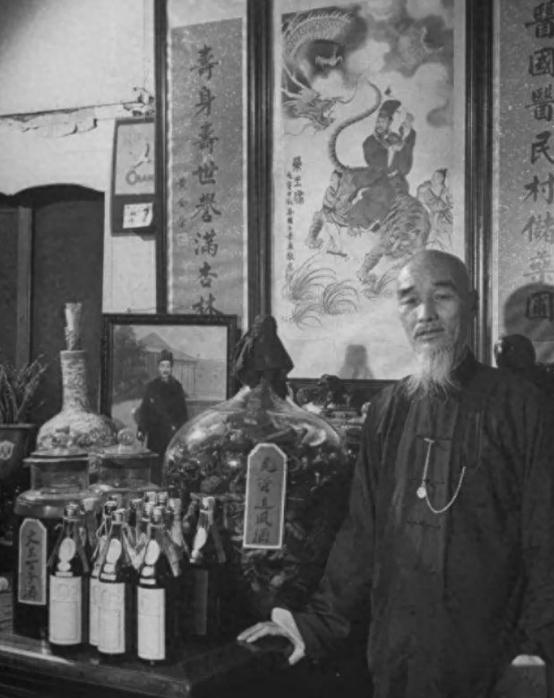 银元时代的大上海老中医有多挣钱：三根手指堪比铸币机，豪奢巨富。
 
 
民国时期