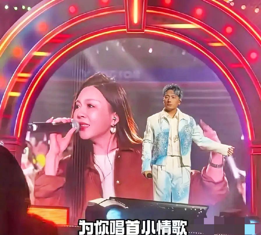 海来阿木在哈尔滨的演唱会，
最有趣的不是唱歌，
而是唱到一半的时候竟然把
女网红