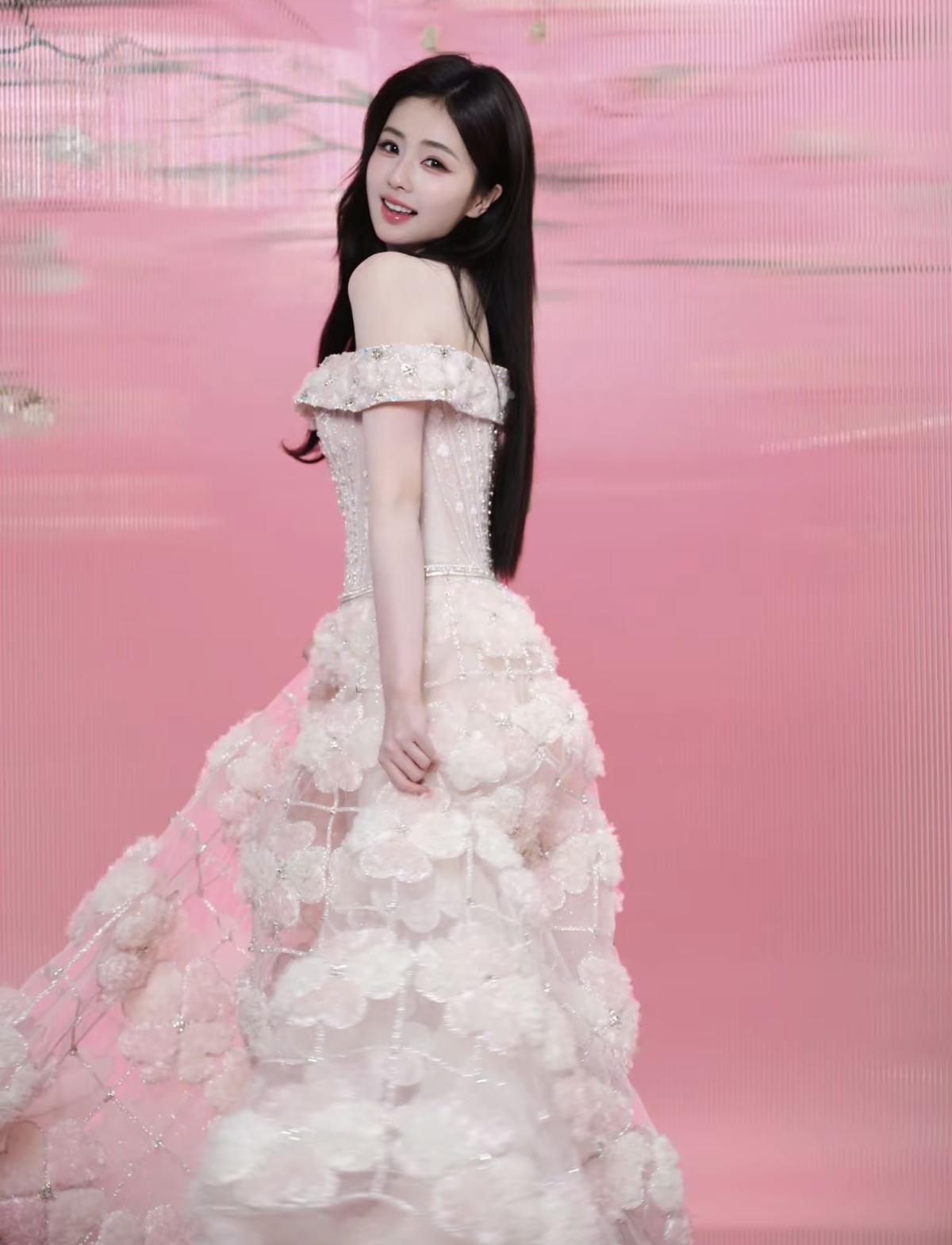 满屏的温柔粉，立体花裙缀满星光，白鹿的回眸杀，是属于春天的极致浪漫[加一]每一次