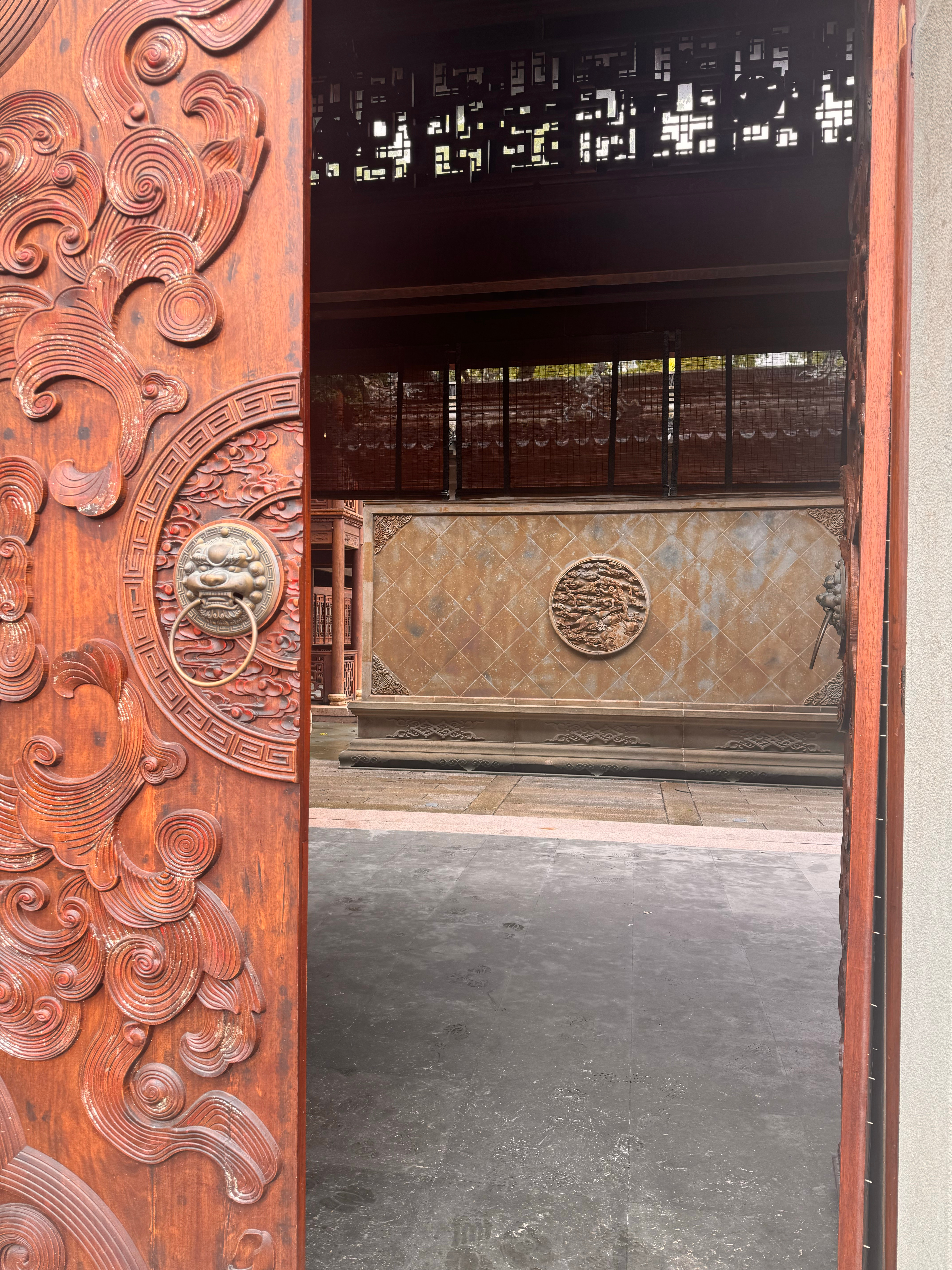 要离开了！今天没能看最后一眼，再见喽！我去拍到了昨天你出来的那个门 