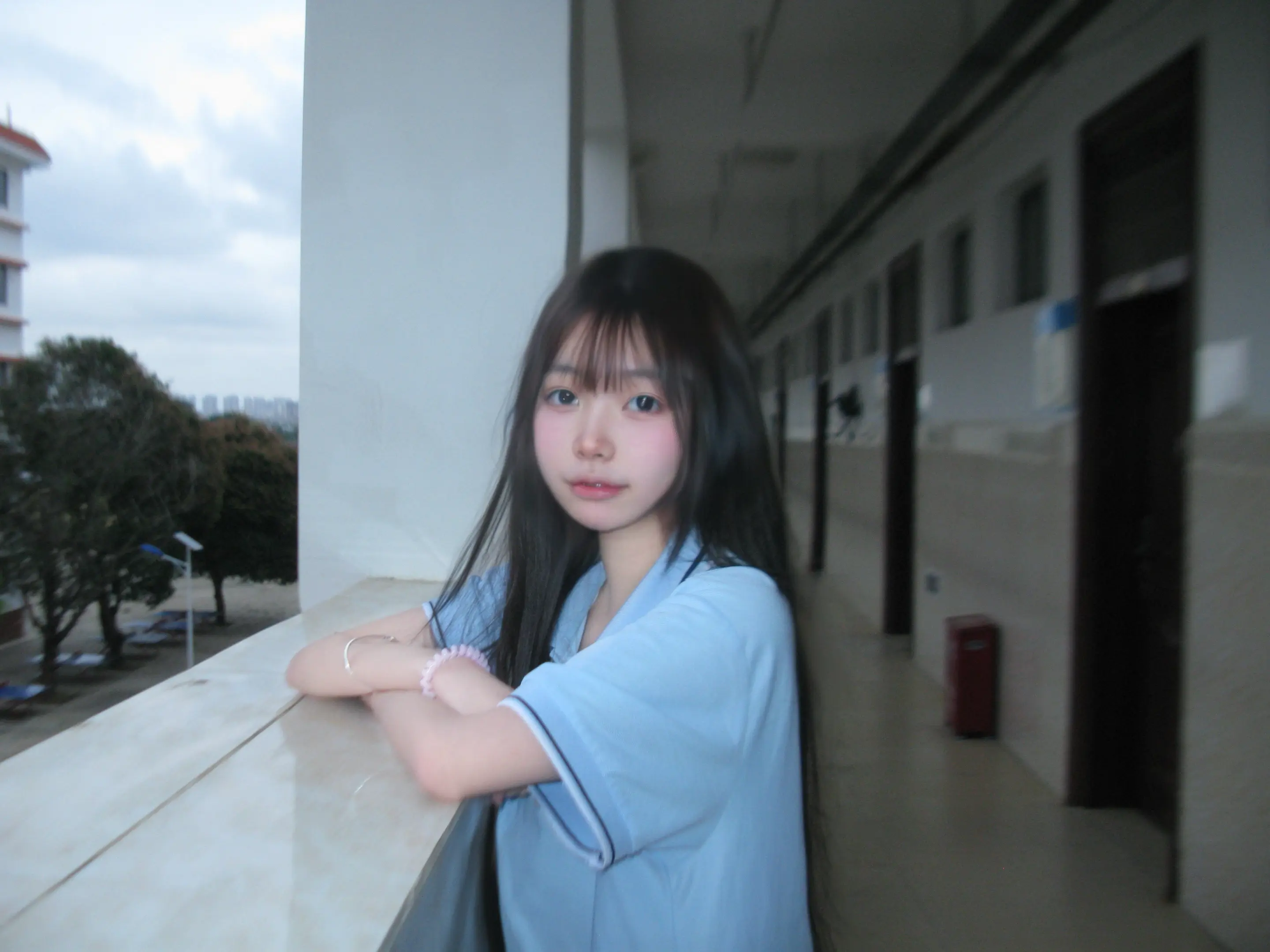 我总是假装不经意撇开视线 其实心早就乱了