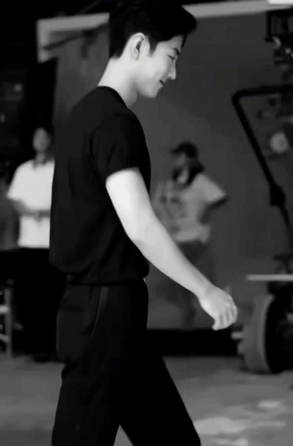 戏火了，人却躲进剧组

肖战把《藏海传》8.5分的高热度全留给角色，自己关掉手机