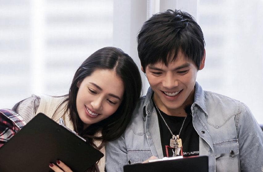 向佐为热度和钱哄郭碧婷上综艺圈内艺人接综艺本来就和曝光、工作资源挂钩，两个人私下