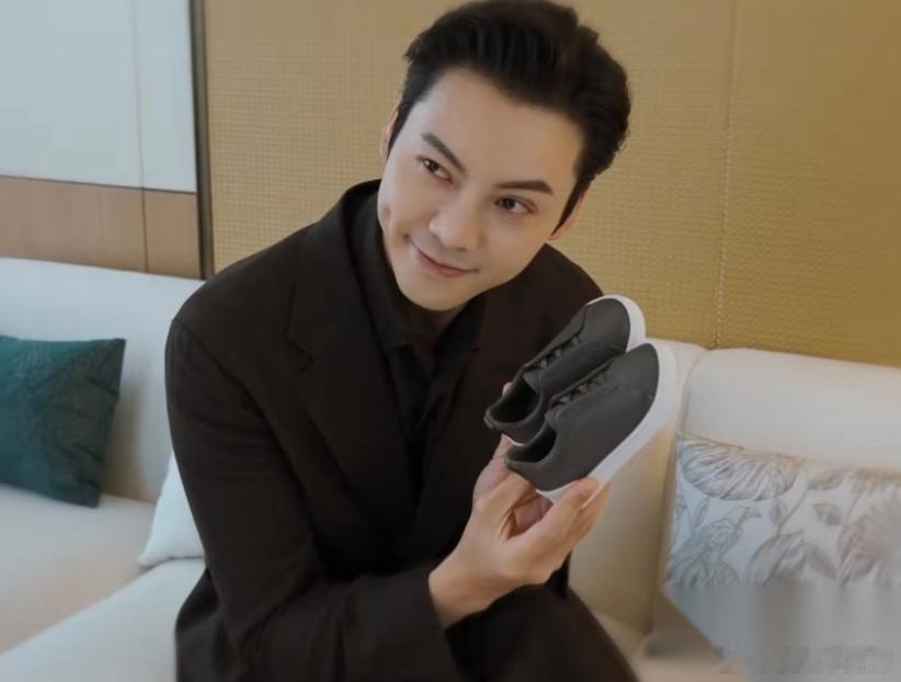 我感觉，陈伟霆是全网最幸福的人了， 不是因为他娶了何穗， 也不是因为他事业成功，