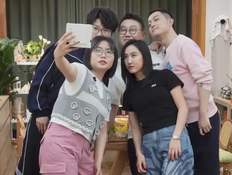 李雪琴与陈粒碰面，将娱乐圈的虚伪和浮夸，演绎得淋漓尽致，毛不易笑而不语。陈粒去录
