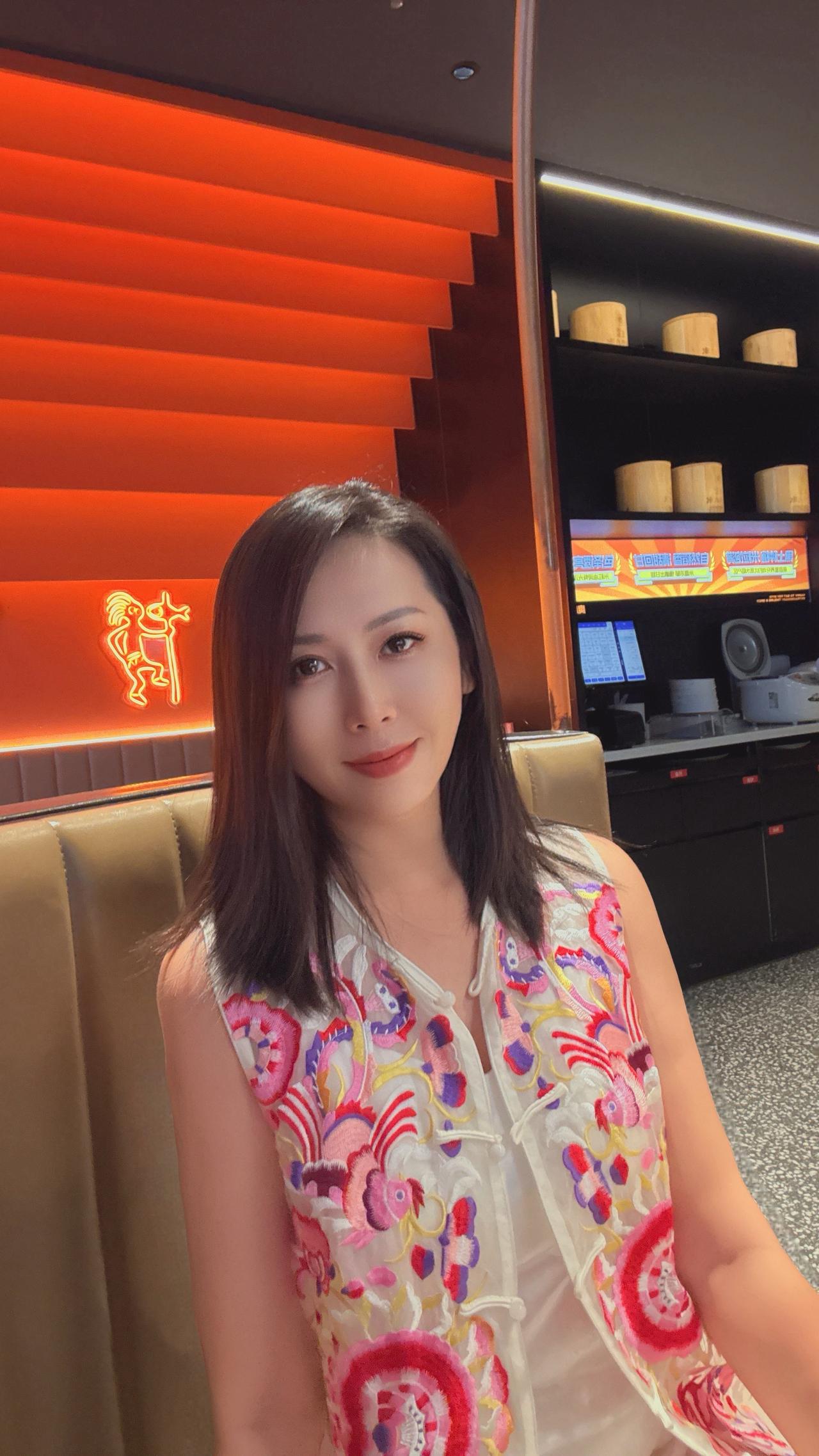 每天给自己一个开心的理由，生活是自己的，不是年轻才快乐，而是快乐才年轻。路可以回