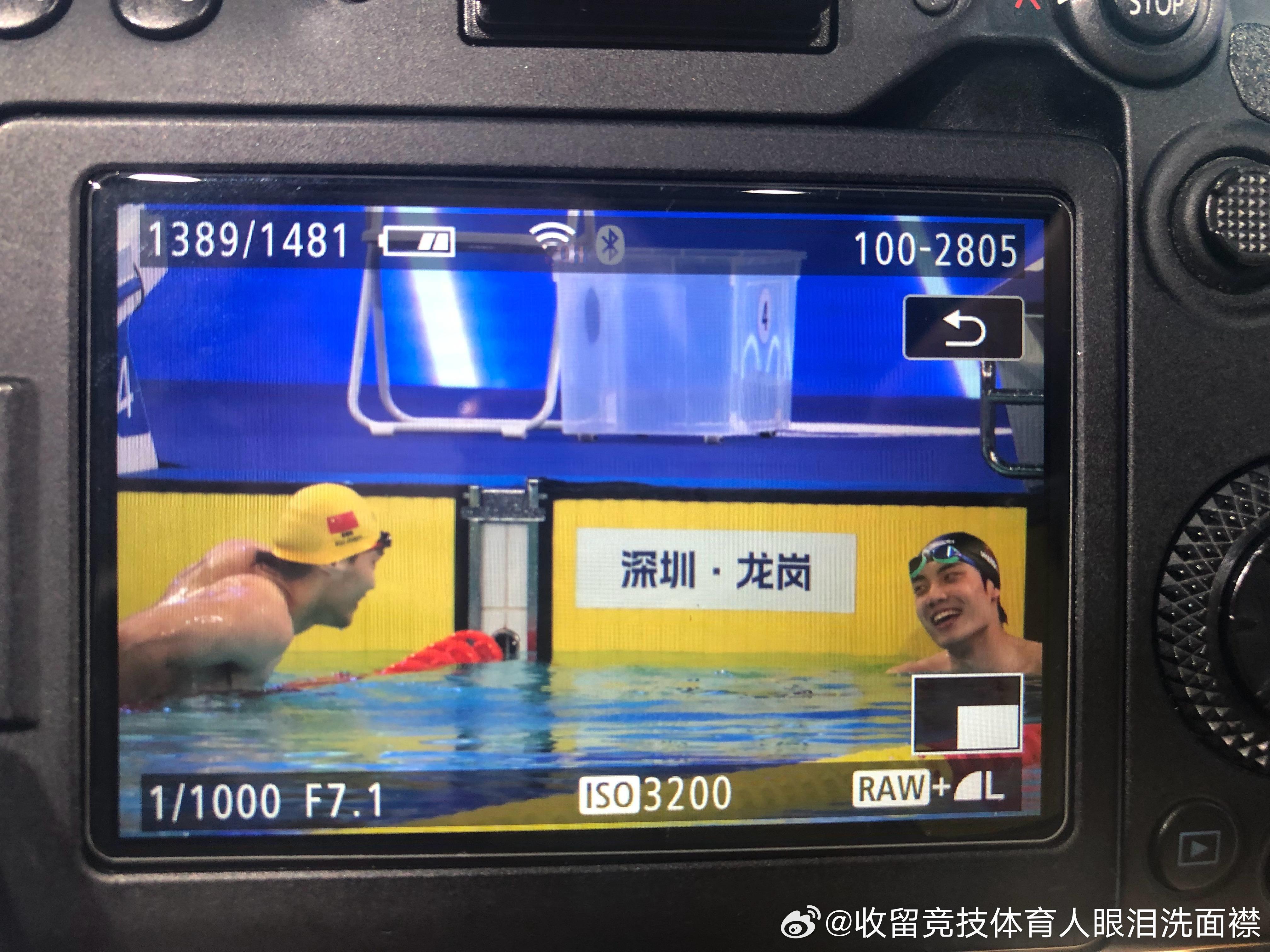 恭喜甲鱼哥又又又又又又…（11个又）蝉联100米仰泳金牌🎖️徐嘉余：笑一下，闭