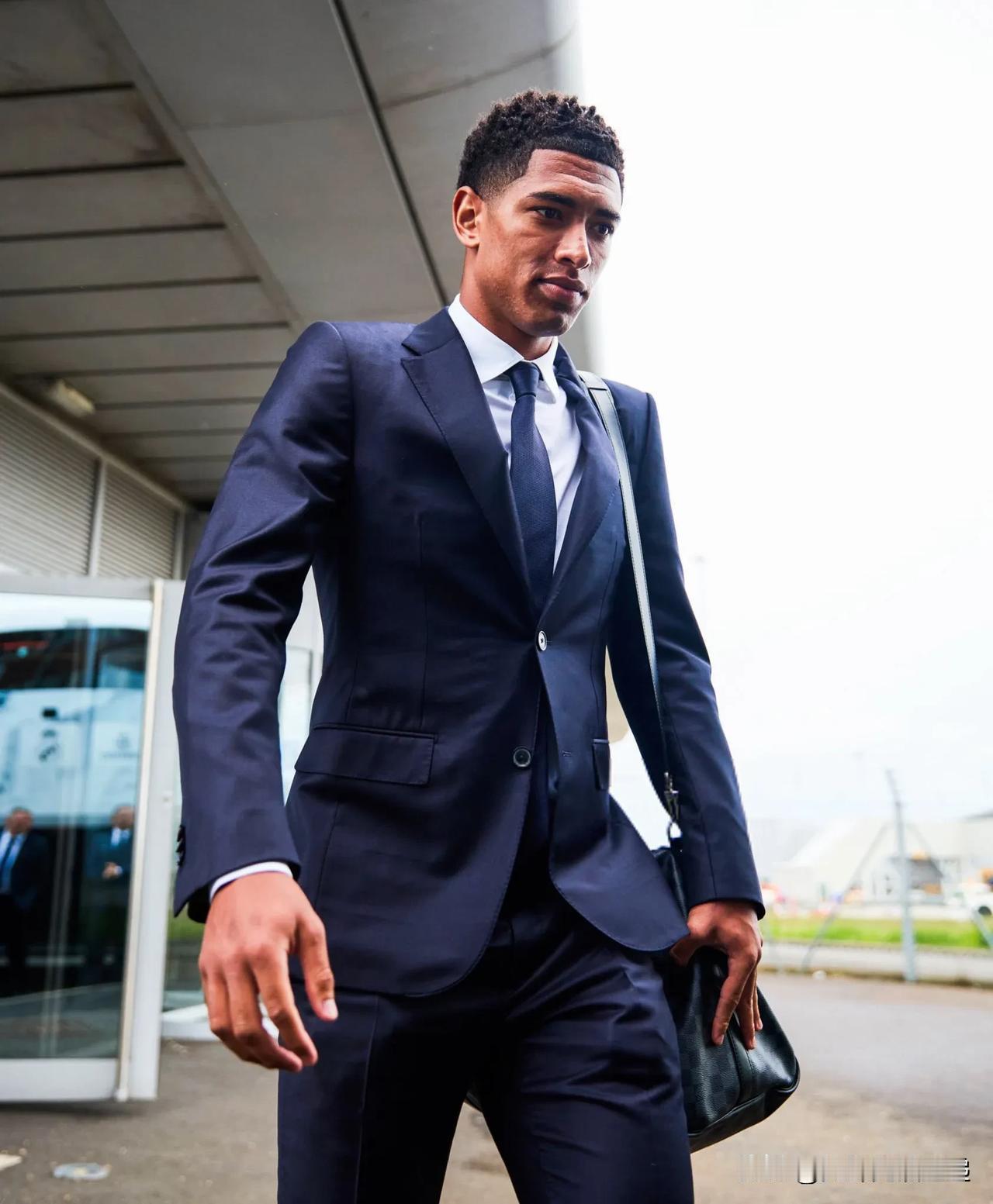 💰 根据@CIES_Football 评选出的全球最有价值球员：

1️⃣ 裘