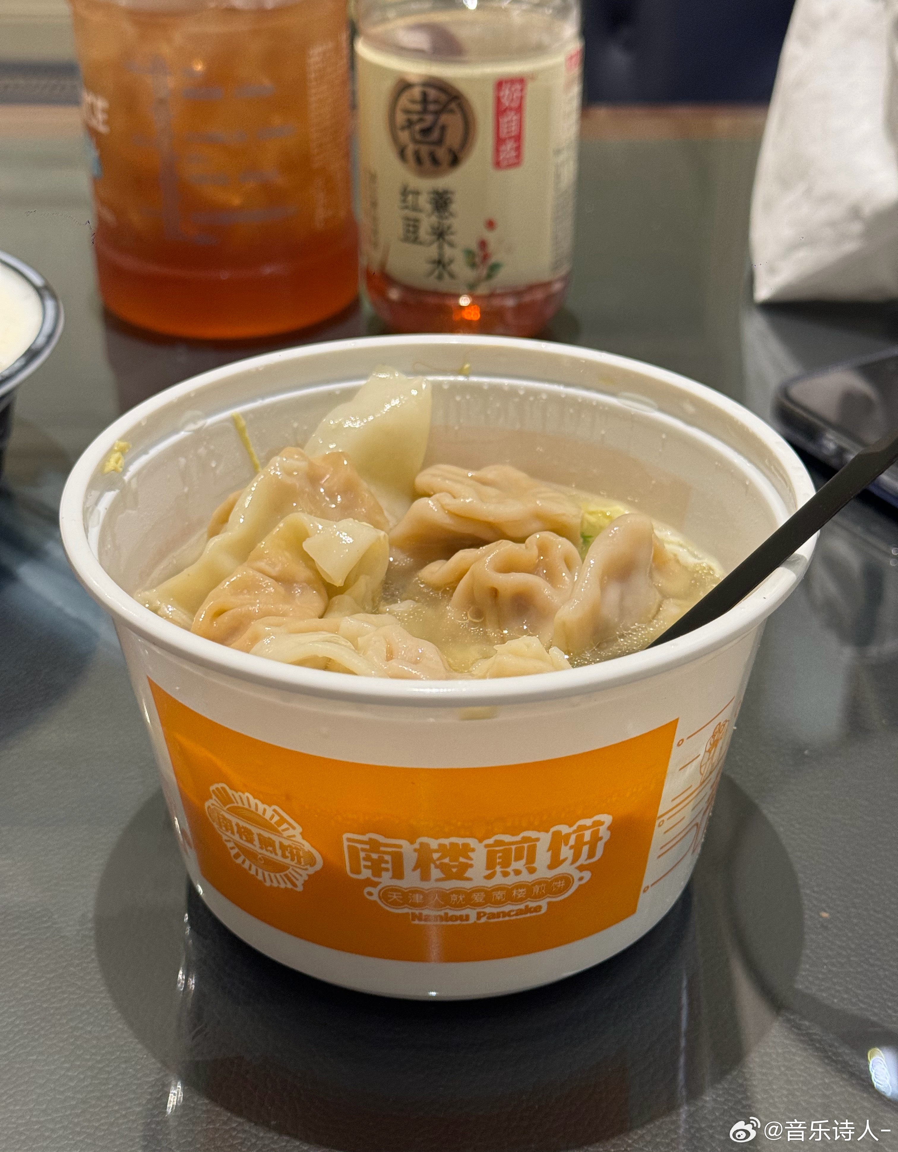 非常喜欢吃馄饨的一个人（尤其喝完酒之后？以及 戒奶茶很成功 去哪都是冰杯➕红豆薏